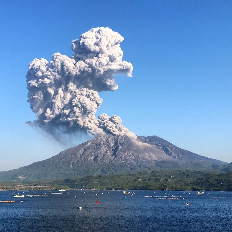 tại sao Nhật Bản lại gắn liền với hình ảnh sóng thần, núi lửa